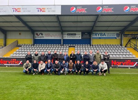 De Narviplastx Sales Crew in het stadion van Westerlo, ter gelegenheid van een team-building.